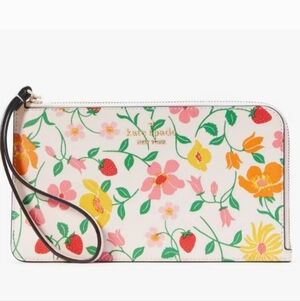 NWT Kate Spade Strawberry Garden Medium Wristlet